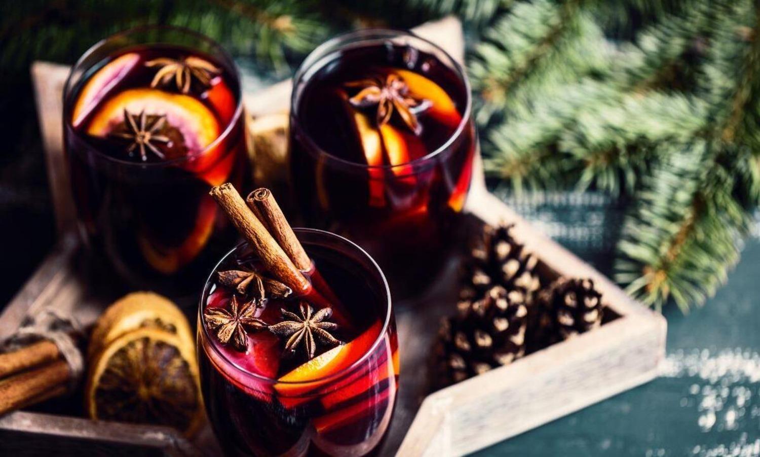 Mulled wine in a star shaped tray